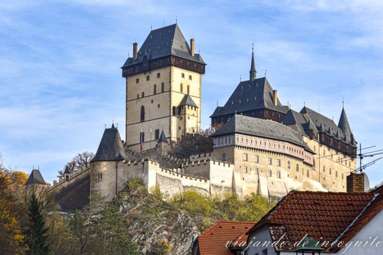 Vista del castillo de Karlstejn desde la parte baja del pueblo.