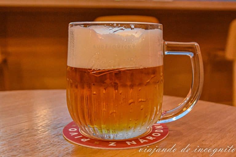 Jarra de cerveza Budvar con espuma