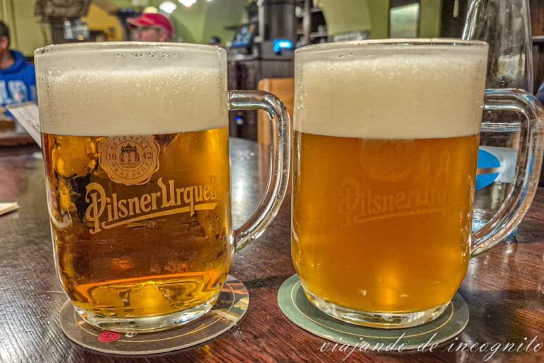 Dos jarras de cerveza Pilsner Urquell en Na Parkánu, una normal y otra sin filtrar.