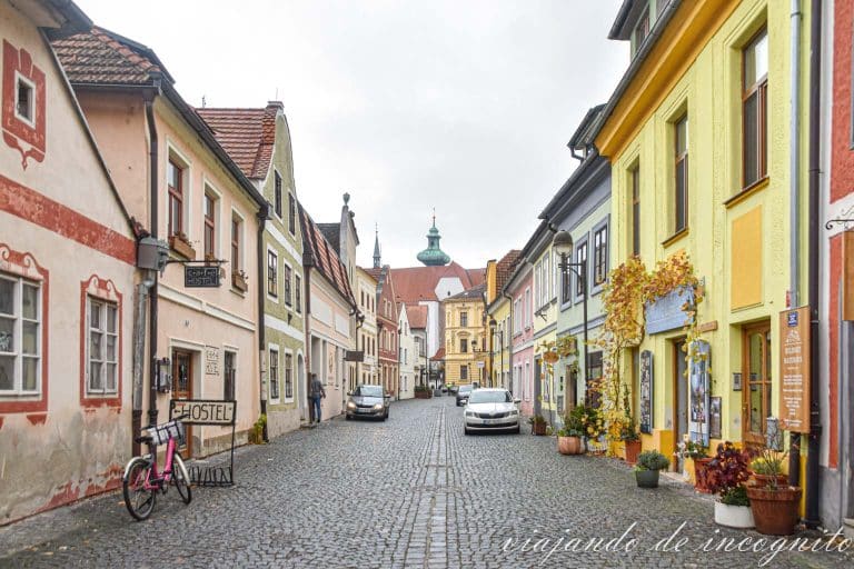 Calle Panská con un par de coches aparcados.