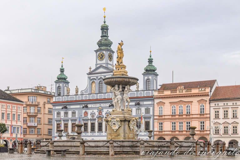 Detalle de la plaza de Ceske Budejovice un día lluvioso. Se ve la fuente con el ayuntamiento al fondo.