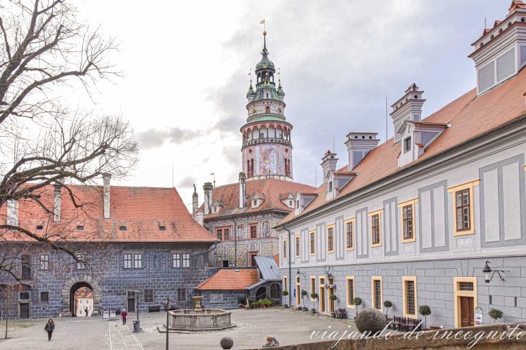 Vista del primer patio del castillo de Cesky Kru mlov