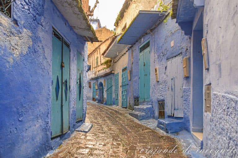 Calle azul con puertas en color turquesa que lleva a Bab el Mellah