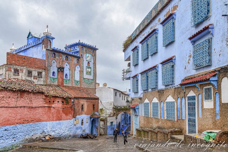 Unos niños juegan en la plaza Bab el Mellah