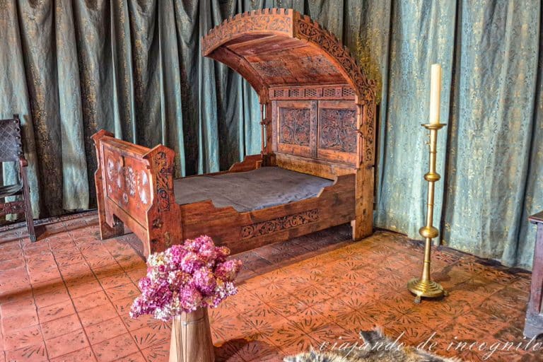 Dormitorio real del castillo de Karlstejn. Se ve un jarrón con flores rosas en el suelo.