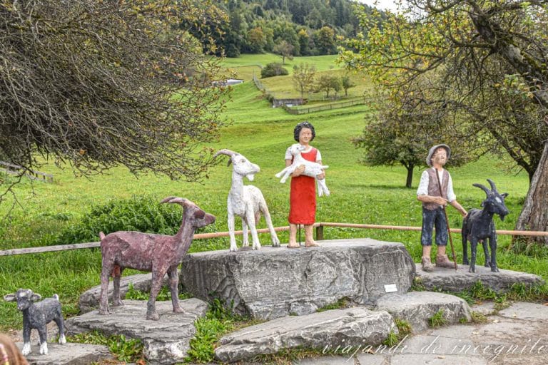Estatuas de Heidi y Pedro en el aparcamiento de Hedidorf