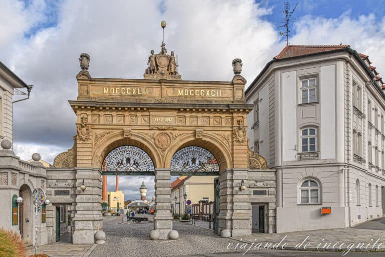 Entrada a la fábrica de cerveza Pilsner Urquell.