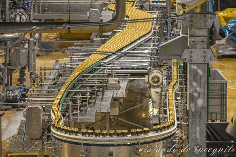 Detalle de la planta de embotellamiento de la fábrica de Pilsner Urquell. Se ven como transportan las latas de cerveza.