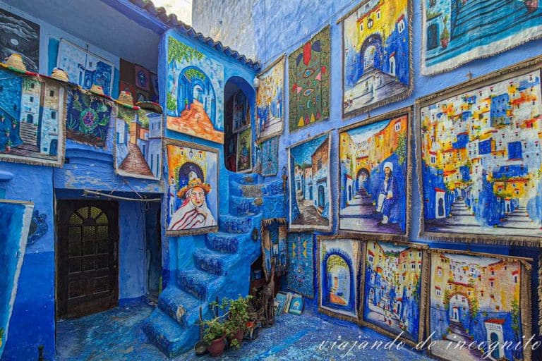 Interior de una pequeña galería en un patio de color azul.