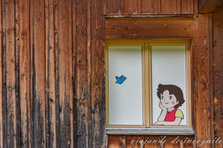 Foto de Heidi mirando a Pichi en una ventana del Heididorf.