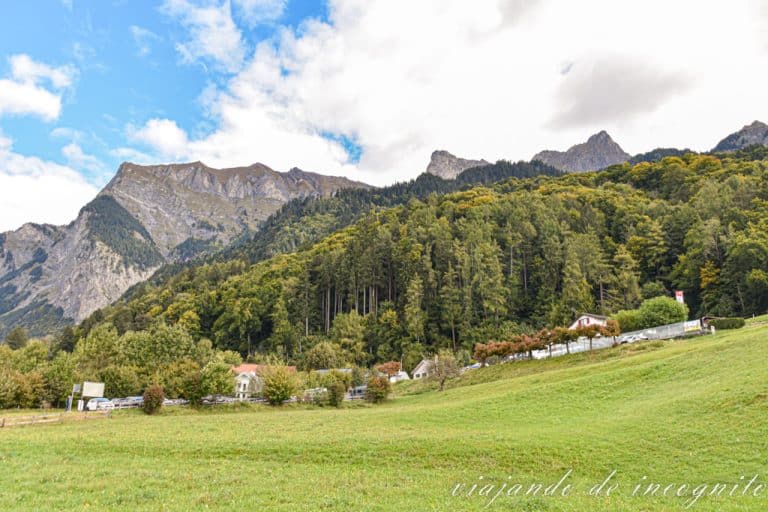 Vistas desde el camino de acceso a Heididorf. Se ve el parking y el hotel restaurante Heidihof