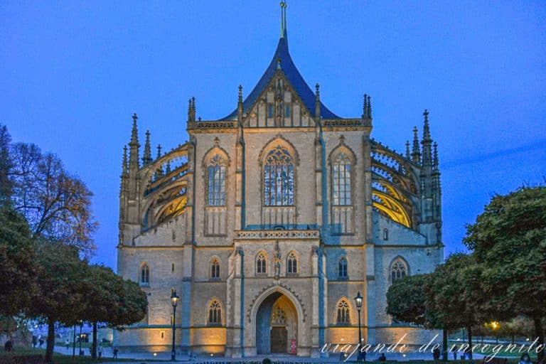 Fachada principal de la catedral de Santa Bárbara durante la hora azul.