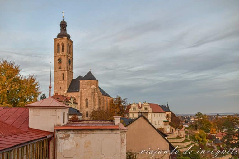 Vistas de la iglesia de Santiago al atardecer desde el palacete de la plata.