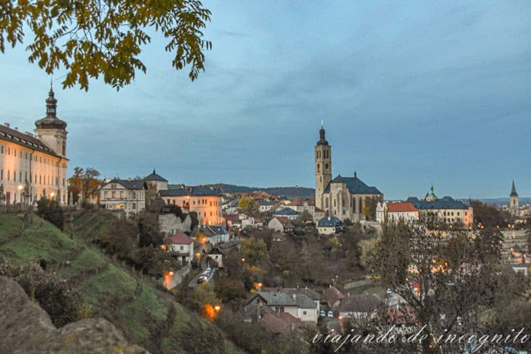 Vista de Kutná Hora desde el mirador junto a la catedral de Santa Barbara