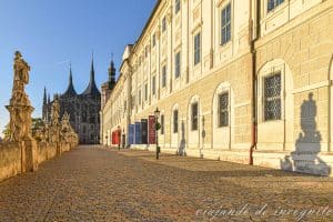 Paseo de Kutná Hora decorado con estatuas que termina en la iglesia de Santa Barbara.