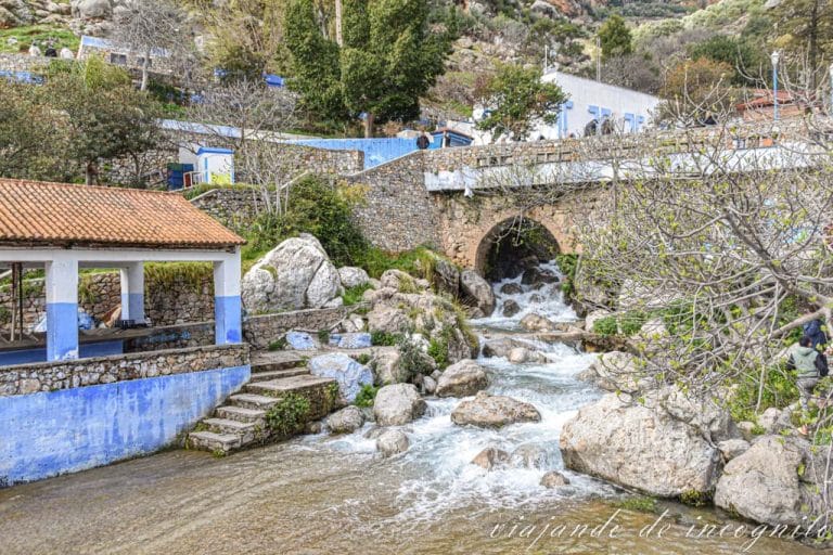 Lavadero de Ras el Ma. Se ve el río pasar por debajo de un pequeño puente de piedra.