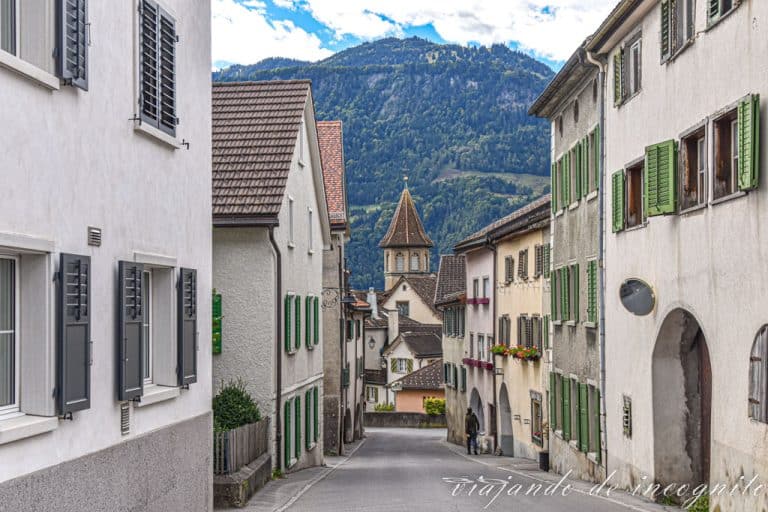 Vista de la iglesia de Maienfeld desde una de sus calles. Al fondo se ven las montalas.