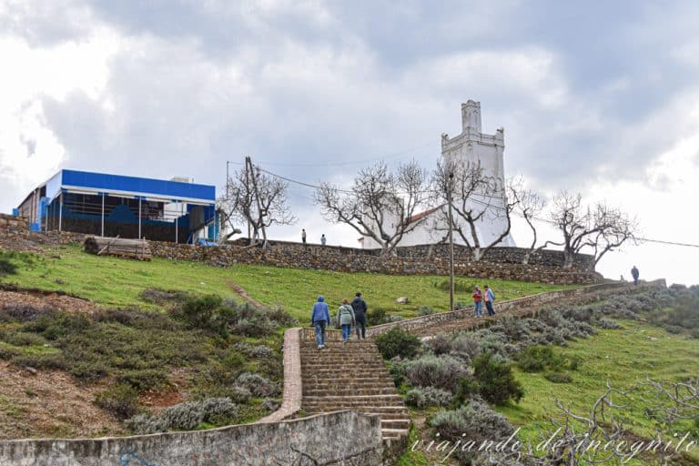 Tres personas suben las últimas escaleras que hay junto a la mezquita española.