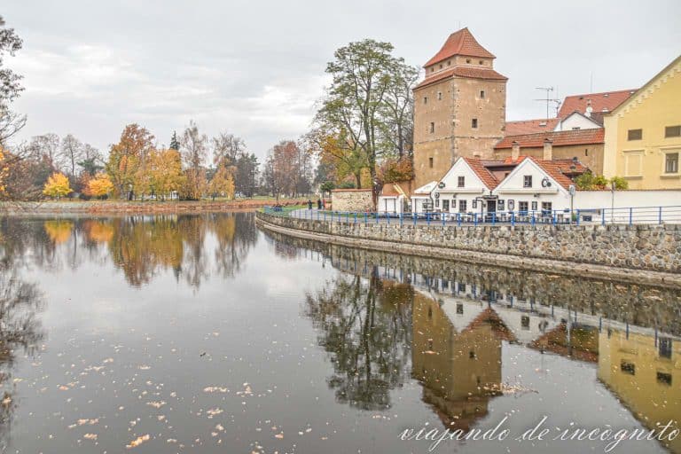 Torre Zelezná Panna reflejada en el agua del río en otoño.