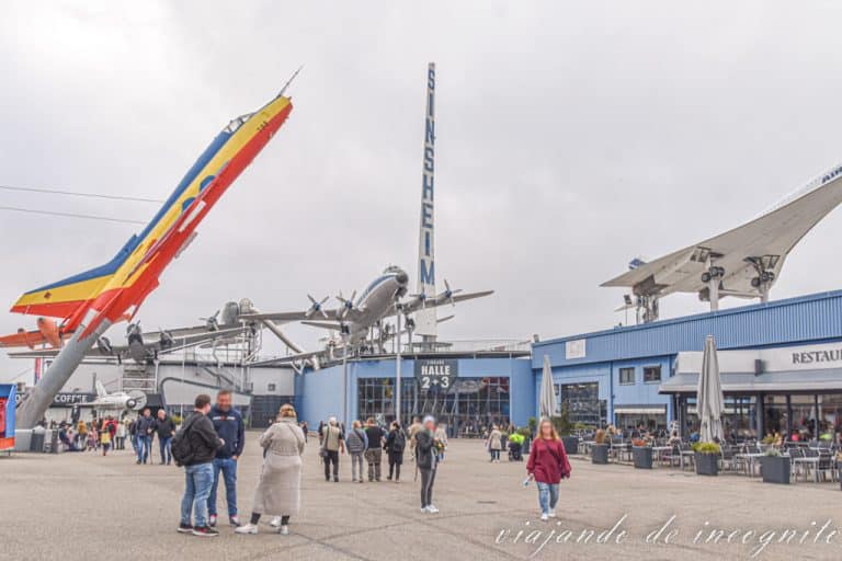 Zona exterior del museo con varios aviones decorándolo.
