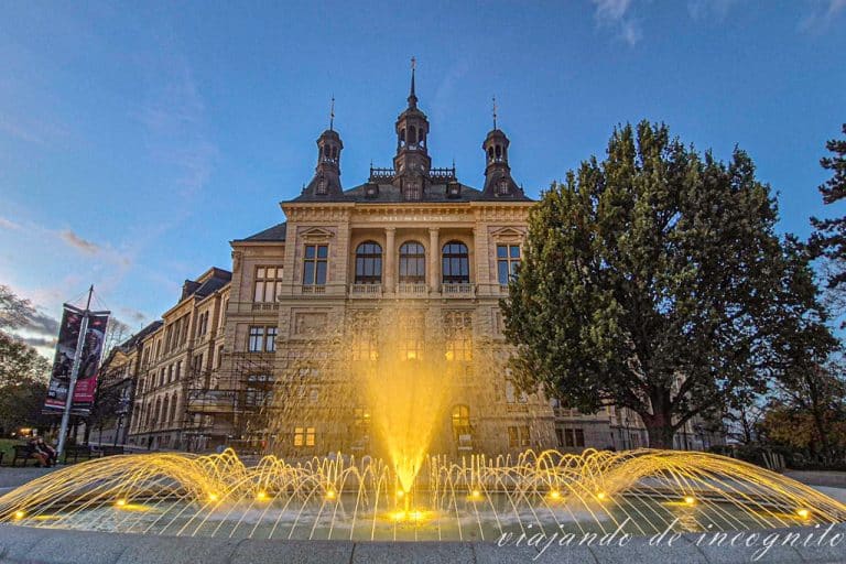 Museo de Bohemia occidental a la noche con la fuente frente al edificio iluminada.