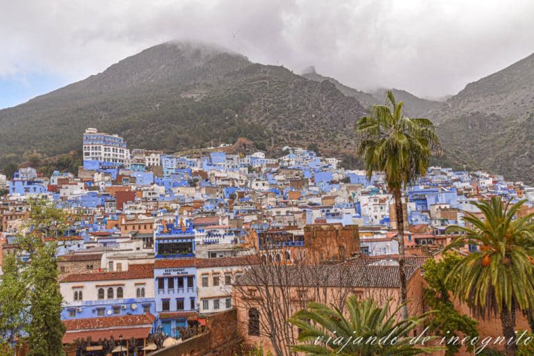 vistas de Chefchaouen desde la Alcazaba. Al fondo se ven las montalas cubiertas de niebla