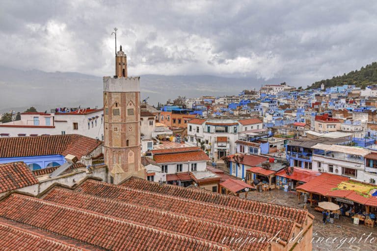Vistas de Chefchaouen desde la Alcazaba con el minarete de la Gran mezquita en primer plano.