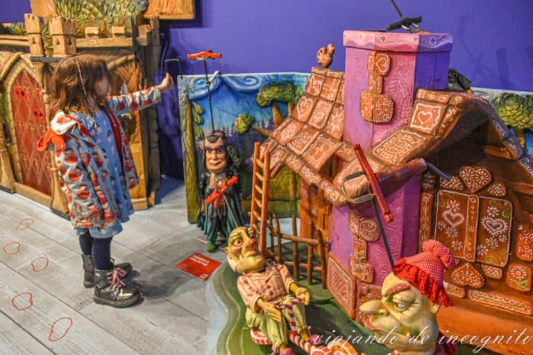 Una niña pone en funcionamiento uno de los títeres del museo de las marionetas en Pilsen.