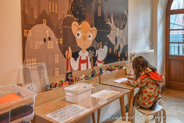 Una niña hace manualidades en el museo de las marionetas de Pilsen en un rincón preparado para ello.