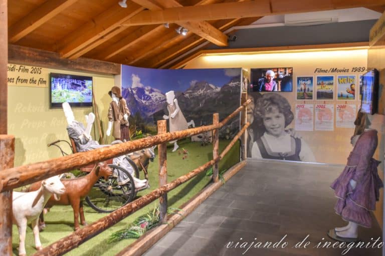 Personajes en cartón de la película de Heidi de 2025 llevando la ropa que llevaron durante el rodaje.