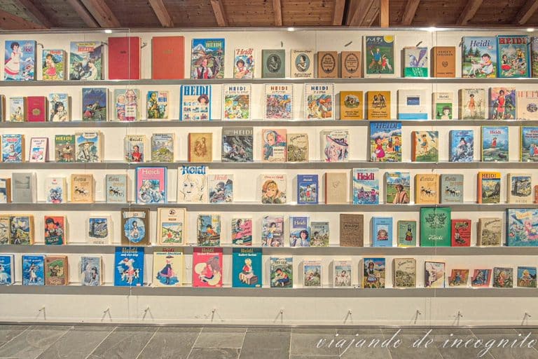 Estanteria llena de libros de Heidi en distintos idiomas.