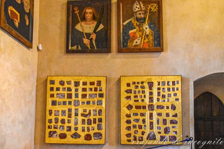 Dos paneles recrean las paredes de la capilla de la Santa Cruz y hay dos copias de cuadros medievales que están en la capilla.