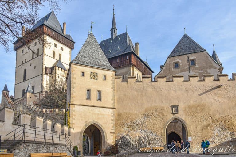 Patio de armas del castillo de Karlstejn. Se ve la puerta que da acceso a los distintos edificios.