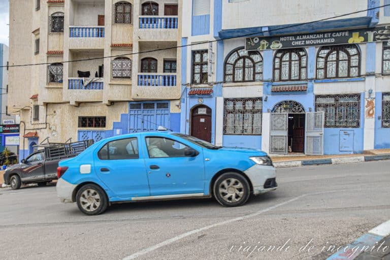 Un petit taxi de color azul circula por Chefchaouen