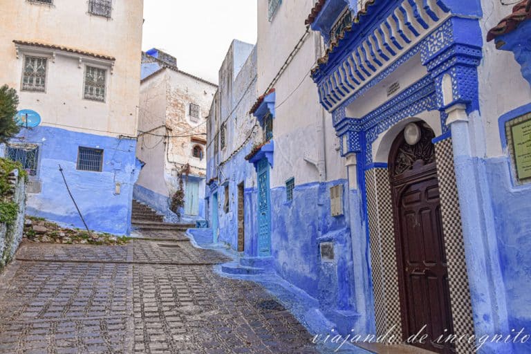 Una de las calles que sale de la plaza el Haouta donde hay una bonita puerta.