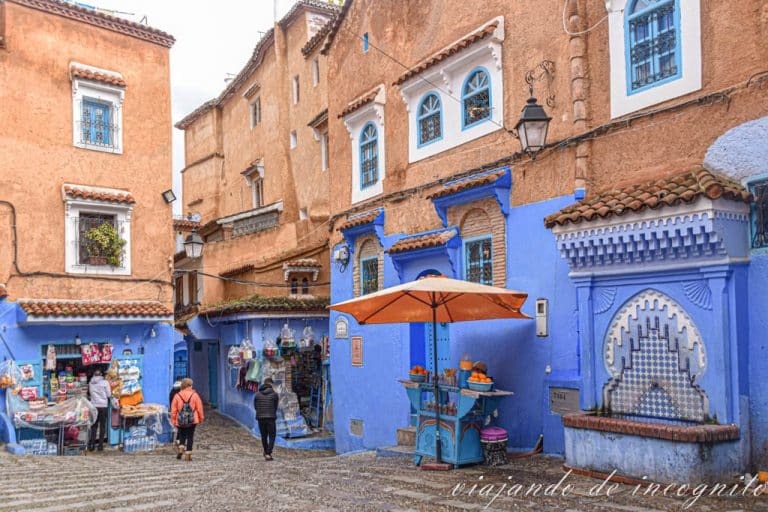 Algunas personas cruzan la plaza Kenitra