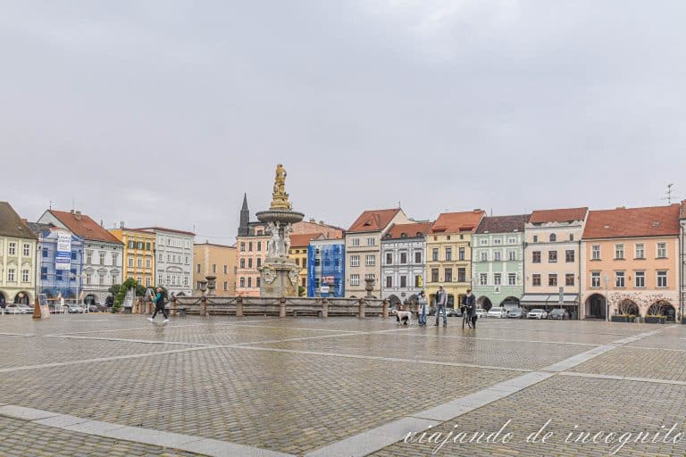 Plaza de Ceske Budejovice sin gente una mañana lluviosa de noviembre.