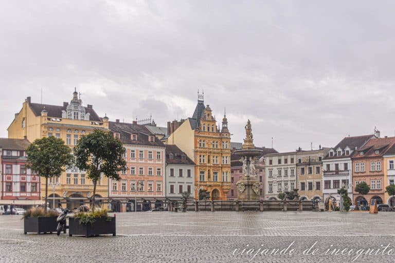 Uno de los lados de la plaza principal de Ceske Budejovice. Se ve el edificio en color amarillo del palacio de las abejas.