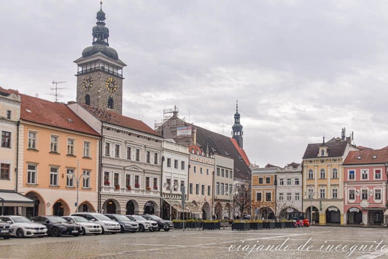 La Torre Negra y la catedral cubierta de andamios sobresalen por encima de los tejados de la plaza principal.
