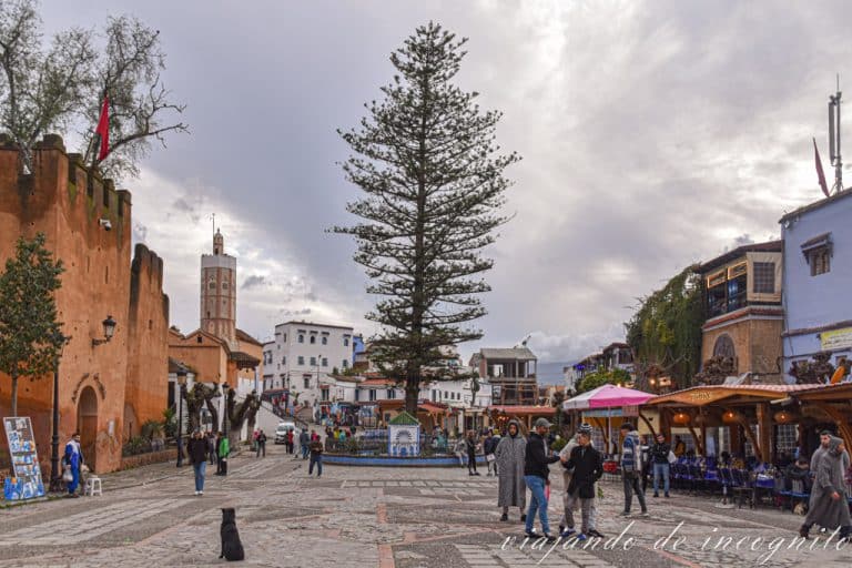 Varias personas pasean por la plaza Uta el Hamam