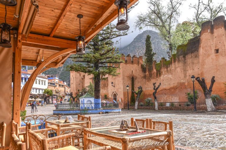 Vista de la Alcazaba desde las mesas de una terraza en Uta el Hamam