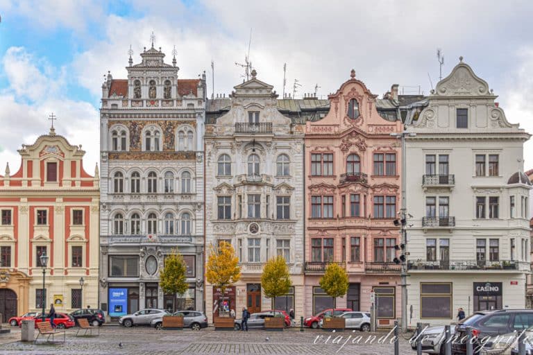 Conjunto de cuatro casas en colores pastel en la plaza de la República de Pilsen.