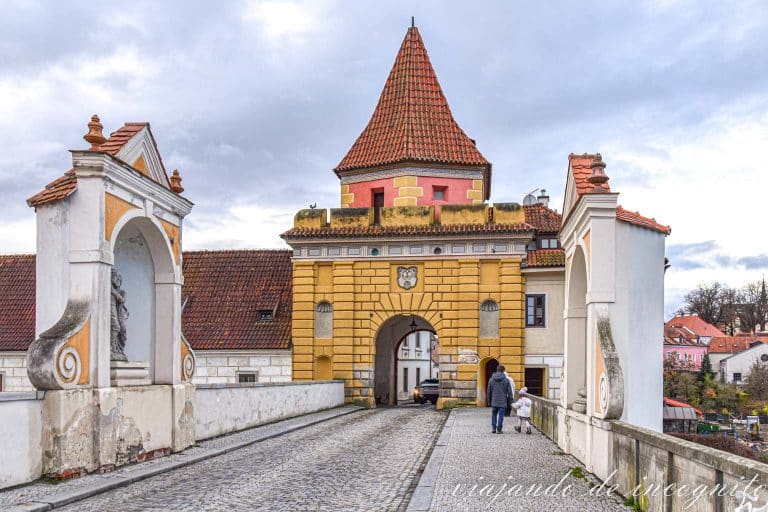 Puerta de entrada Budejovice en Cesky Krumlov