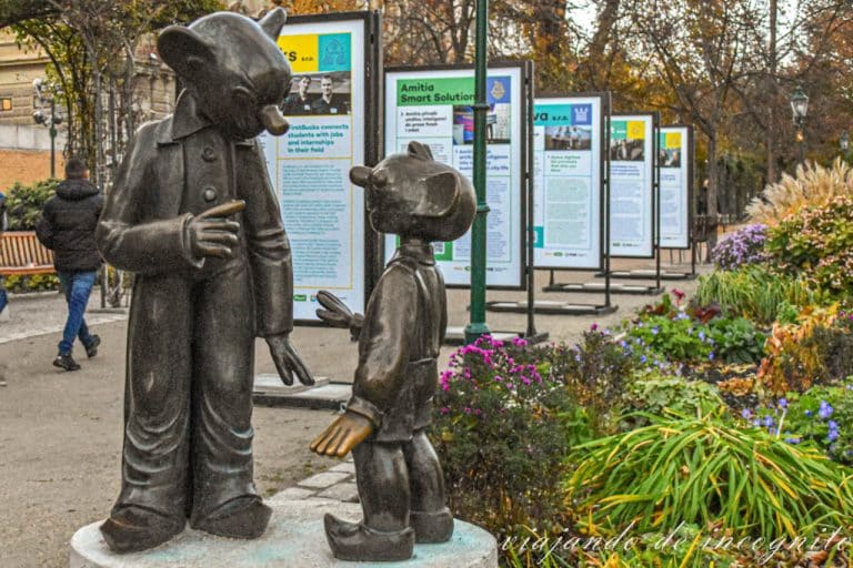 Estatua de Svejl y Hurvínek en los jardines de Pilsen
