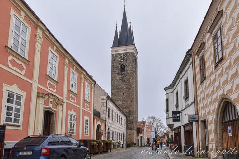 Calle de Telc con la torre del Espíritu Santo al fondo.