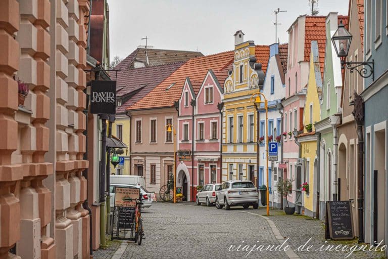 Calle de Trebon con casas de alegres colores.
