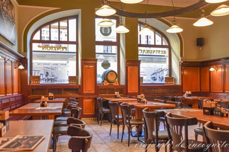 Interior del restaurante U Salzmannu en Pilsen.