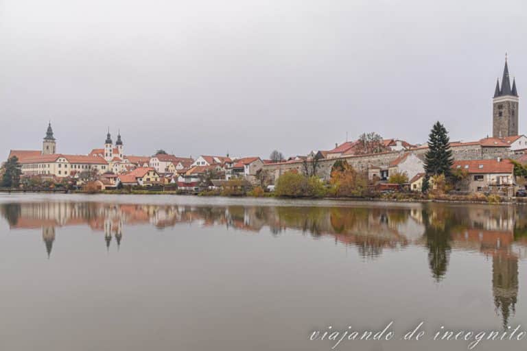 Vistas del casco histórico de Telc desde la estatua de San Juan Nepomuceno.