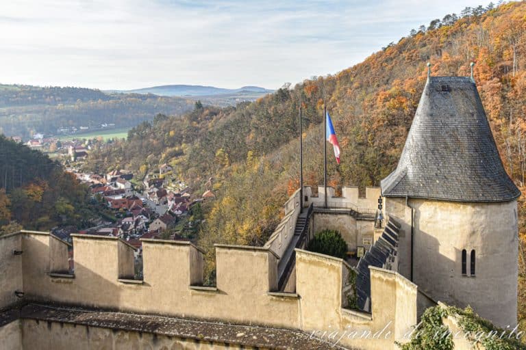 Vistas del valle y la torre del pozo desde el castillo de Karlstjen y