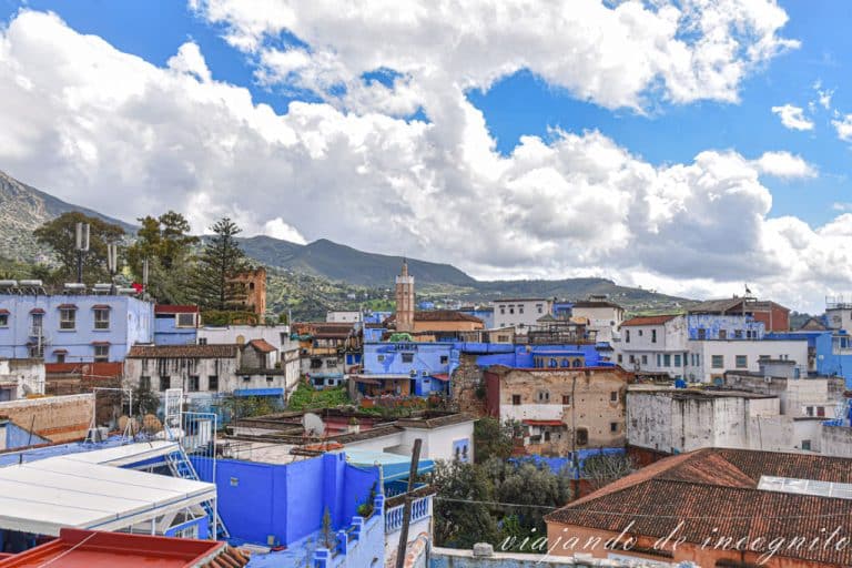 Vistas de Chefchaouen con un cielo azul lleno de nubes desde el restaurante Clock.